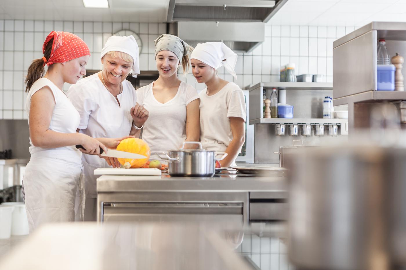 Schülerinnen der LLA Weitau beim Kochunterricht Schülerinnen der LLA Weitau beim Kochunterricht