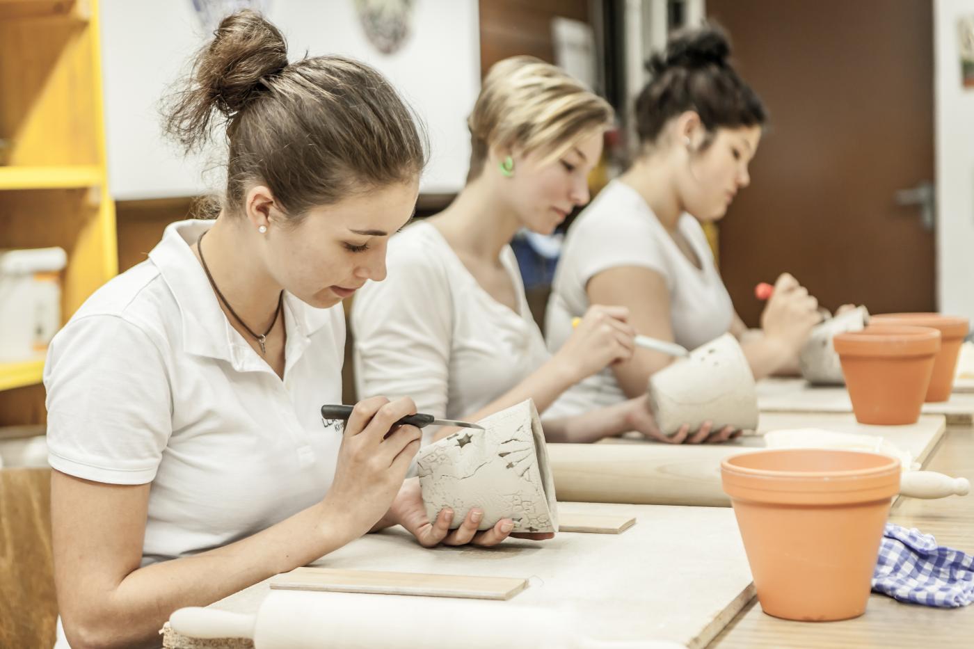 Schülerinnen der LLA Weitau verzieren Blumentöpfe Schülerinnen der LLA Weitau verzieren Blumentöpfe