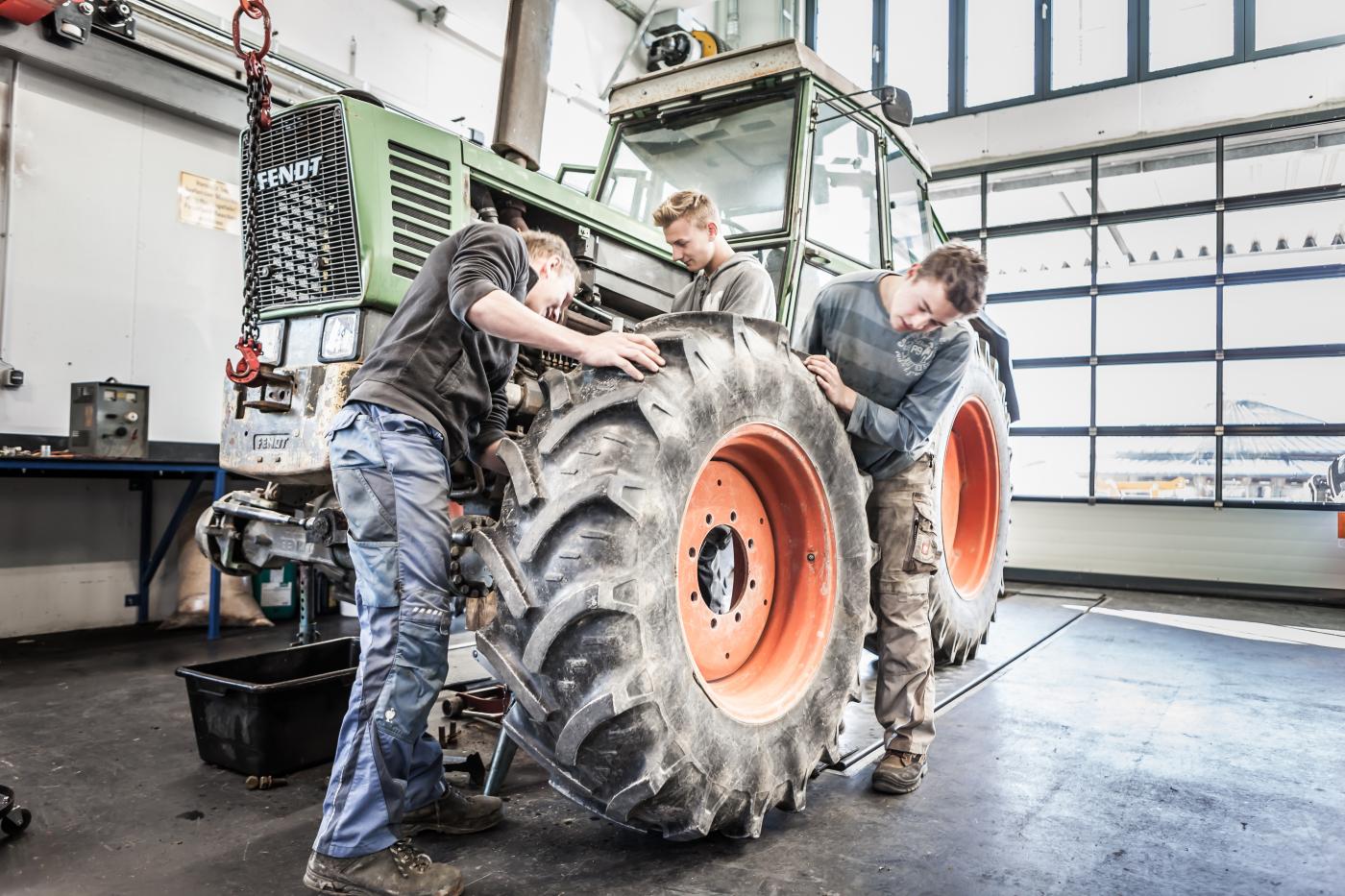 LLA Weitau Traktor und Schüler